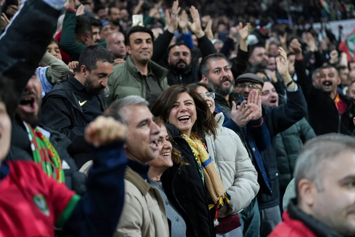 Diyarbakır'da Amedspor Coşkusu: Eşbaşkanlar Tribünlerde