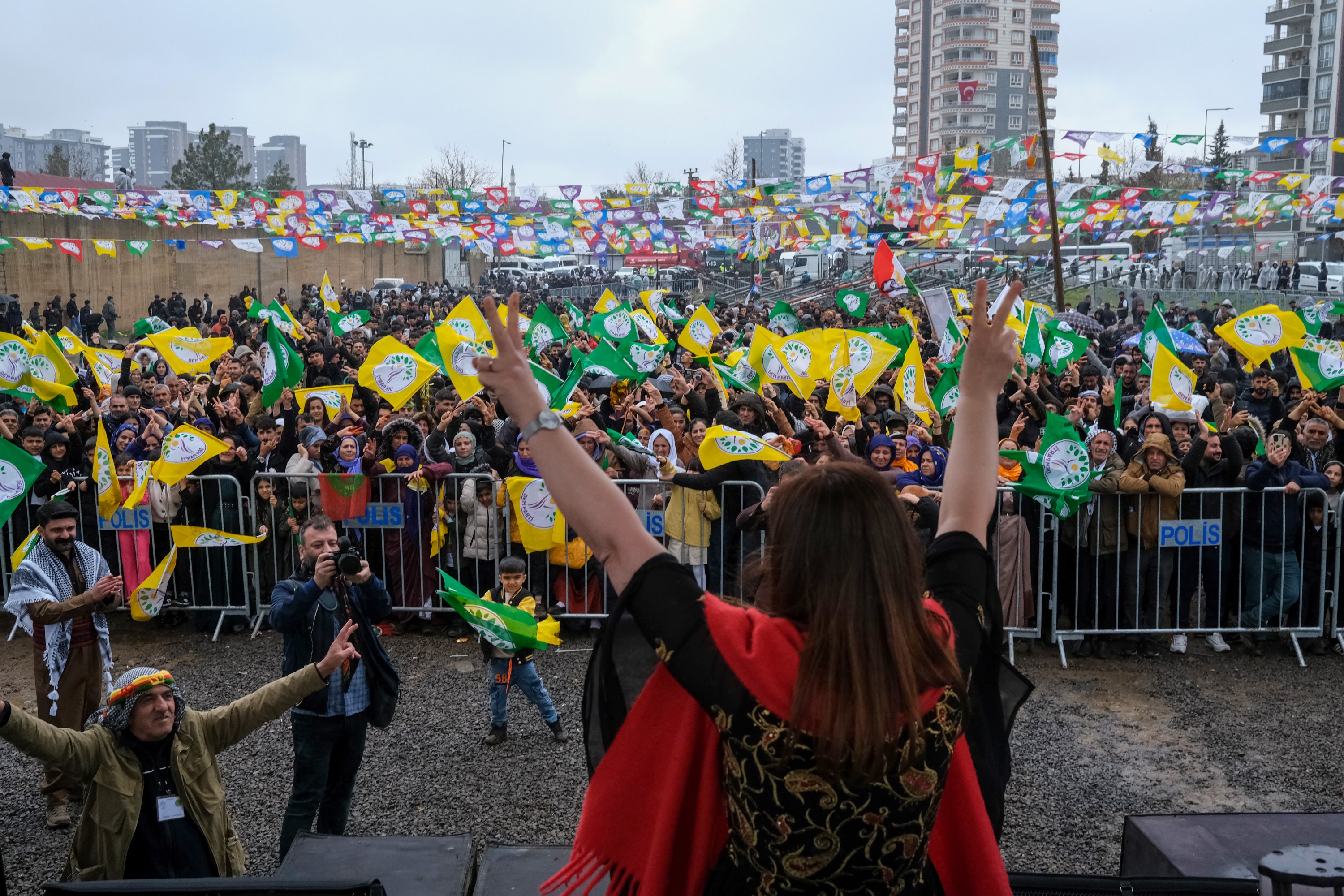 Diyarbakır Eşbaşkanı Bucak'tan Siverek Newroz'unda Barış Mesajı - Kare 3