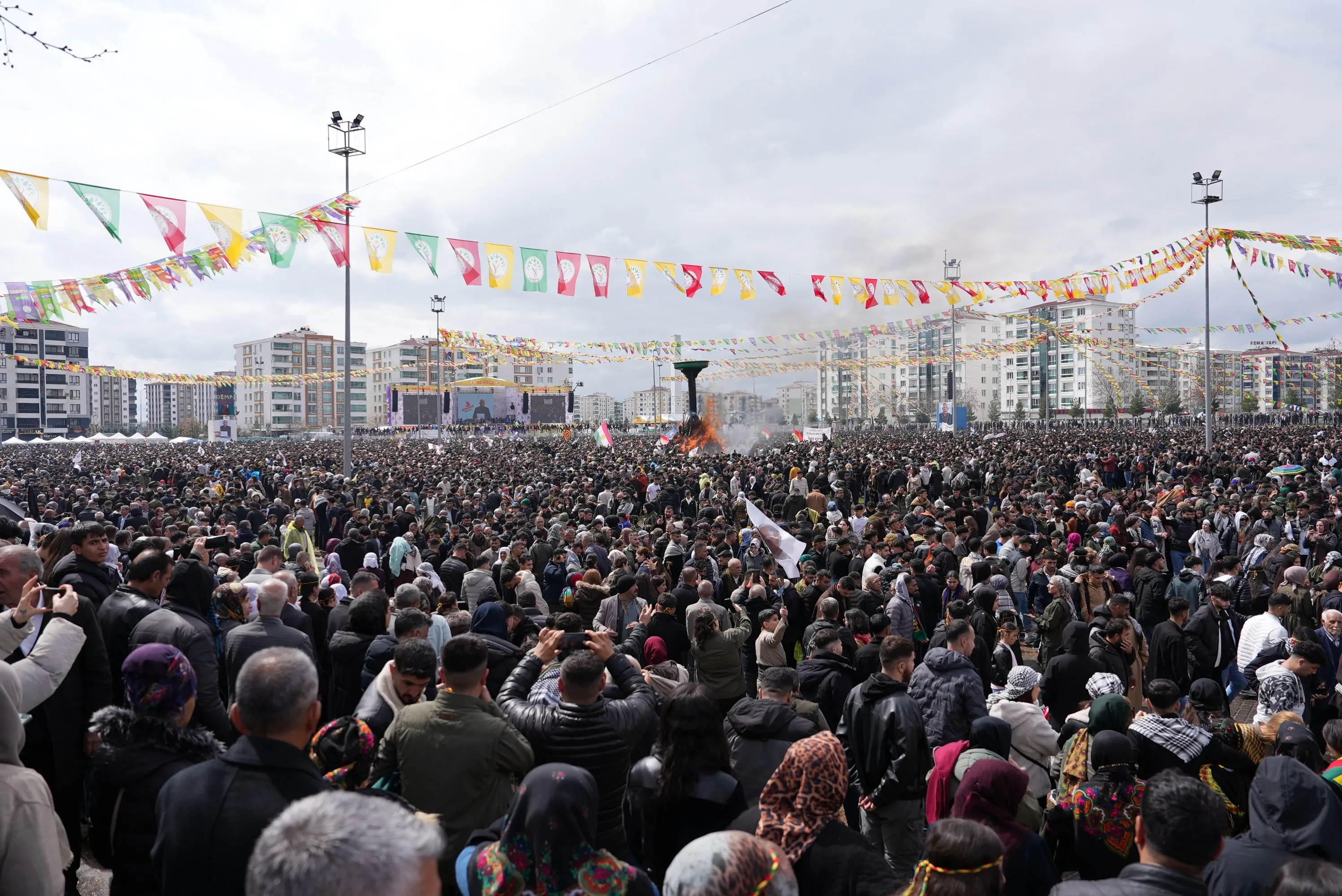Diyarbakır'da Yüz Binlerin Katılımıyla Newroz Coşkusu Yaşandı