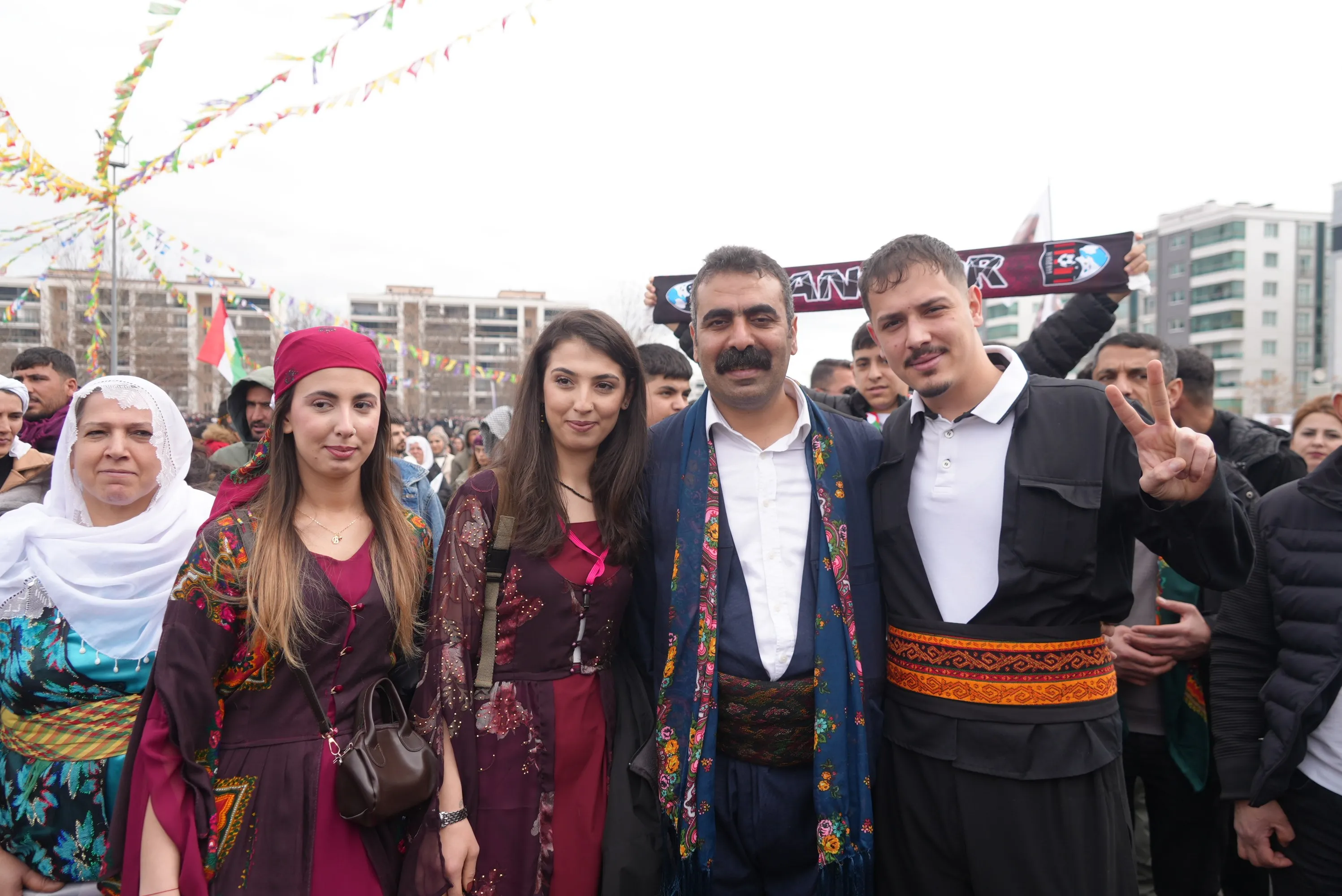 Diyarbakır'da Yüz Binlerin Katılımıyla Newroz Coşkusu Yaşandı - Kare 8