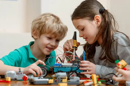 STEM Eğitimi Nedir? Geleceğin Mesleklerine Giden Yol ve Kritik Düşünme Becerileri